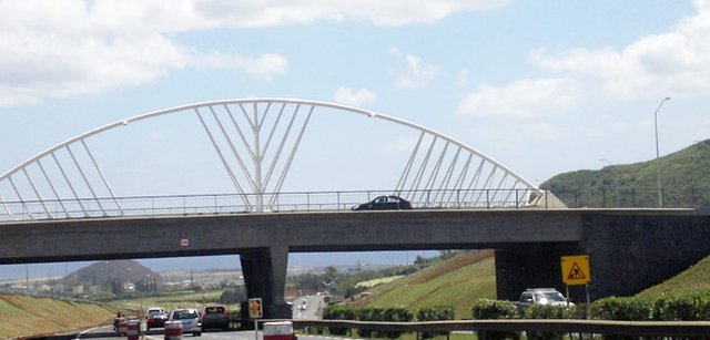 Bagatelle: Des véhicules empruntent illégalement le pont pas encore ouvert au public