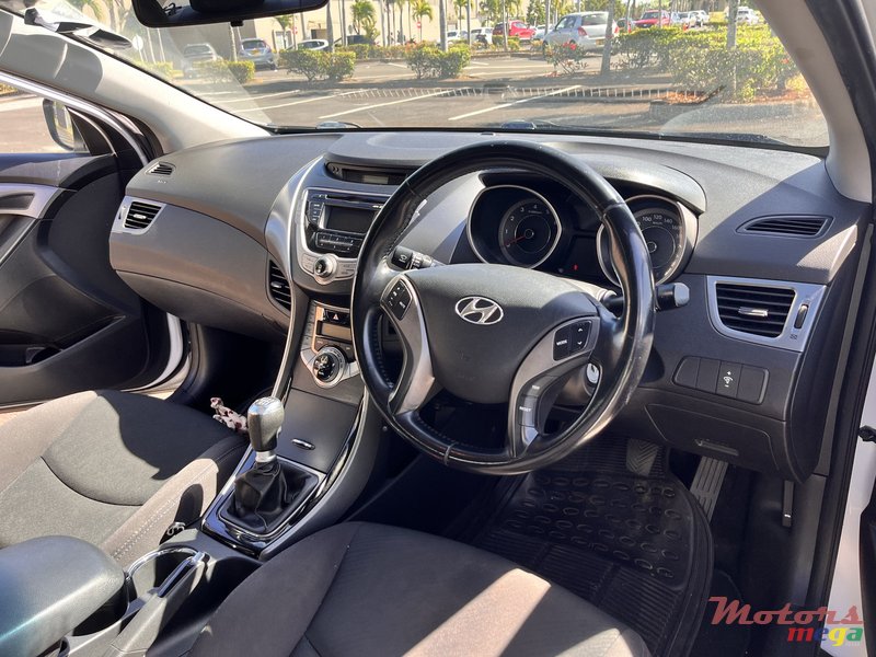 2012' Hyundai Elantra photo #4
