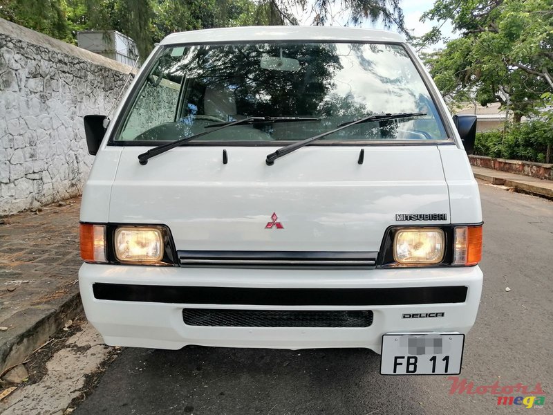 2011' Mitsubishi photo #4