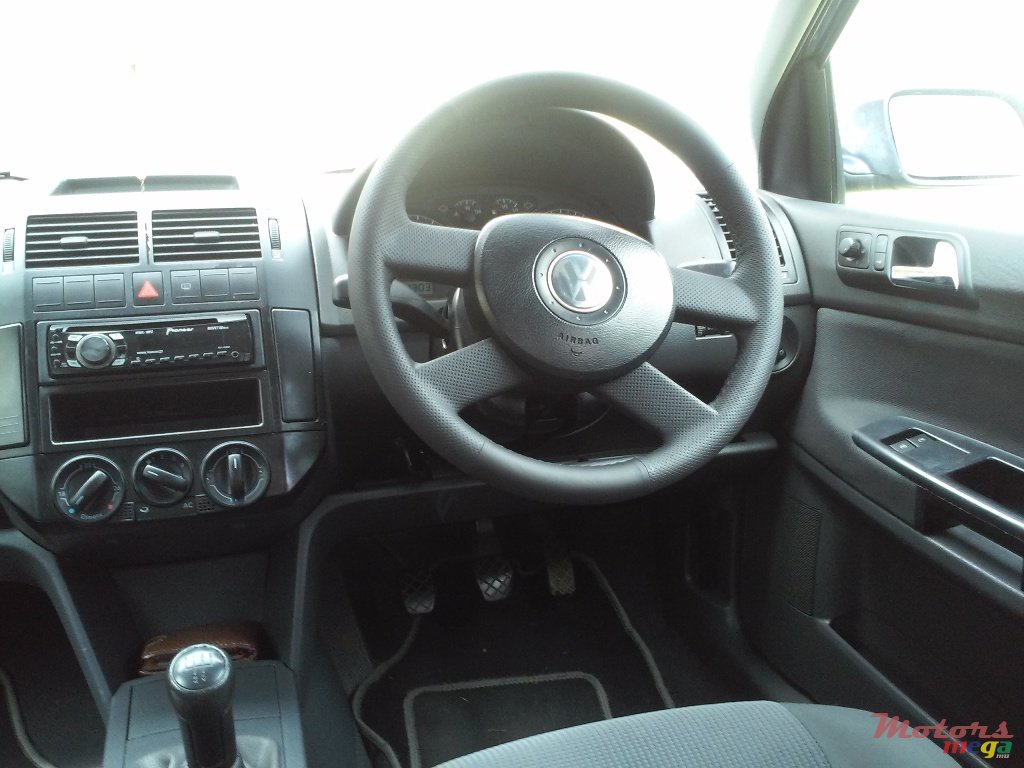 2004' Volkswagen Polo photo #3
