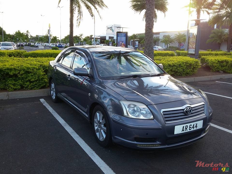 2003' Toyota Avensis photo #1