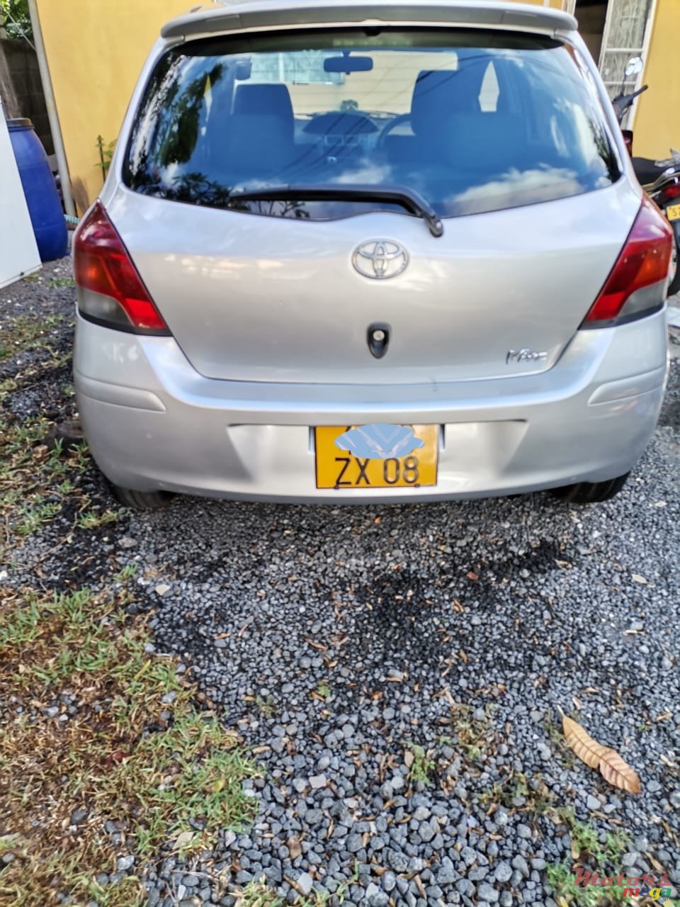 2008' Toyota Vitz photo #2