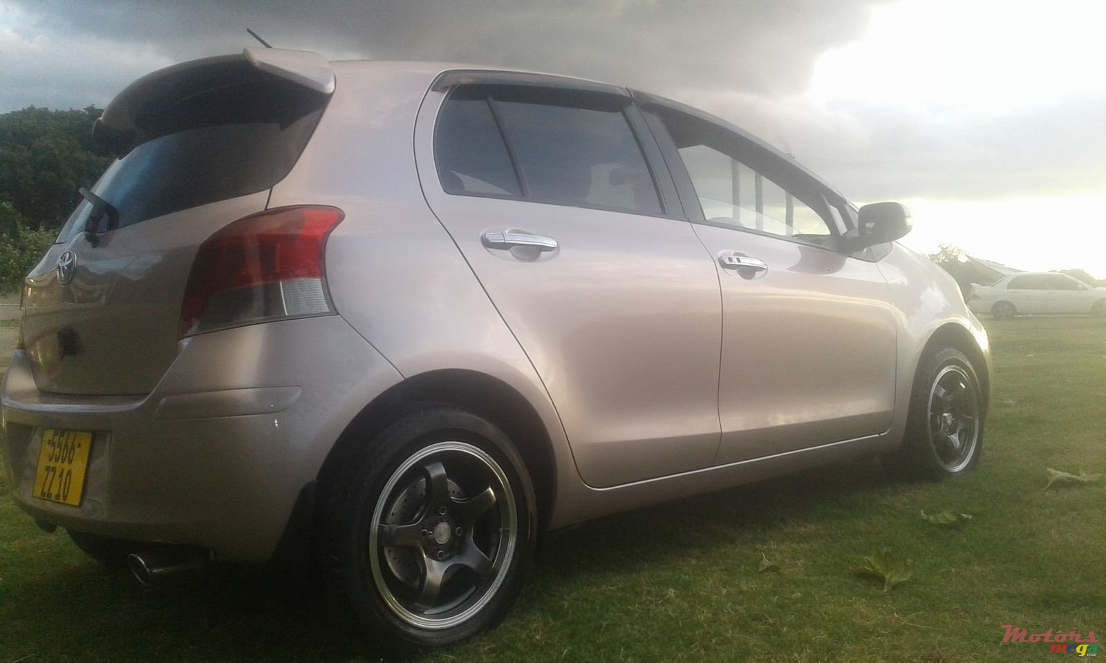 2010' Toyota Vitz photo #2