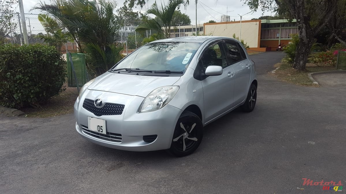 2005' Toyota Vitz photo #1