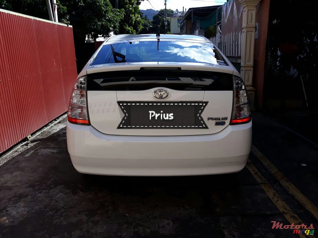 2010' Toyota Prius photo #2