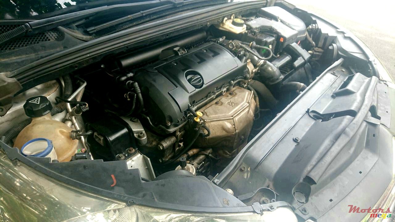 2011' Citroen C4 photo #2