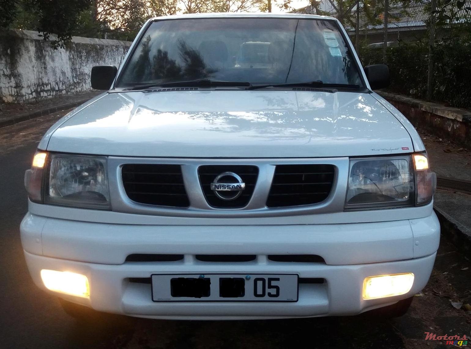 2005' Nissan Hardbody photo #2