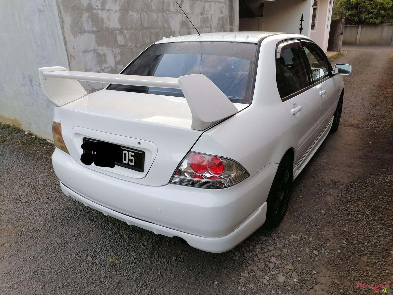 2005' Mitsubishi Lancer photo #2