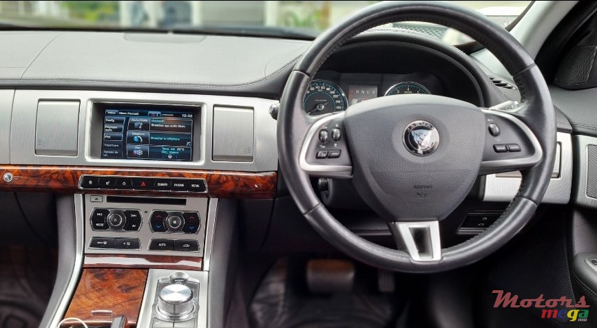 2015' Jaguar XF photo #4