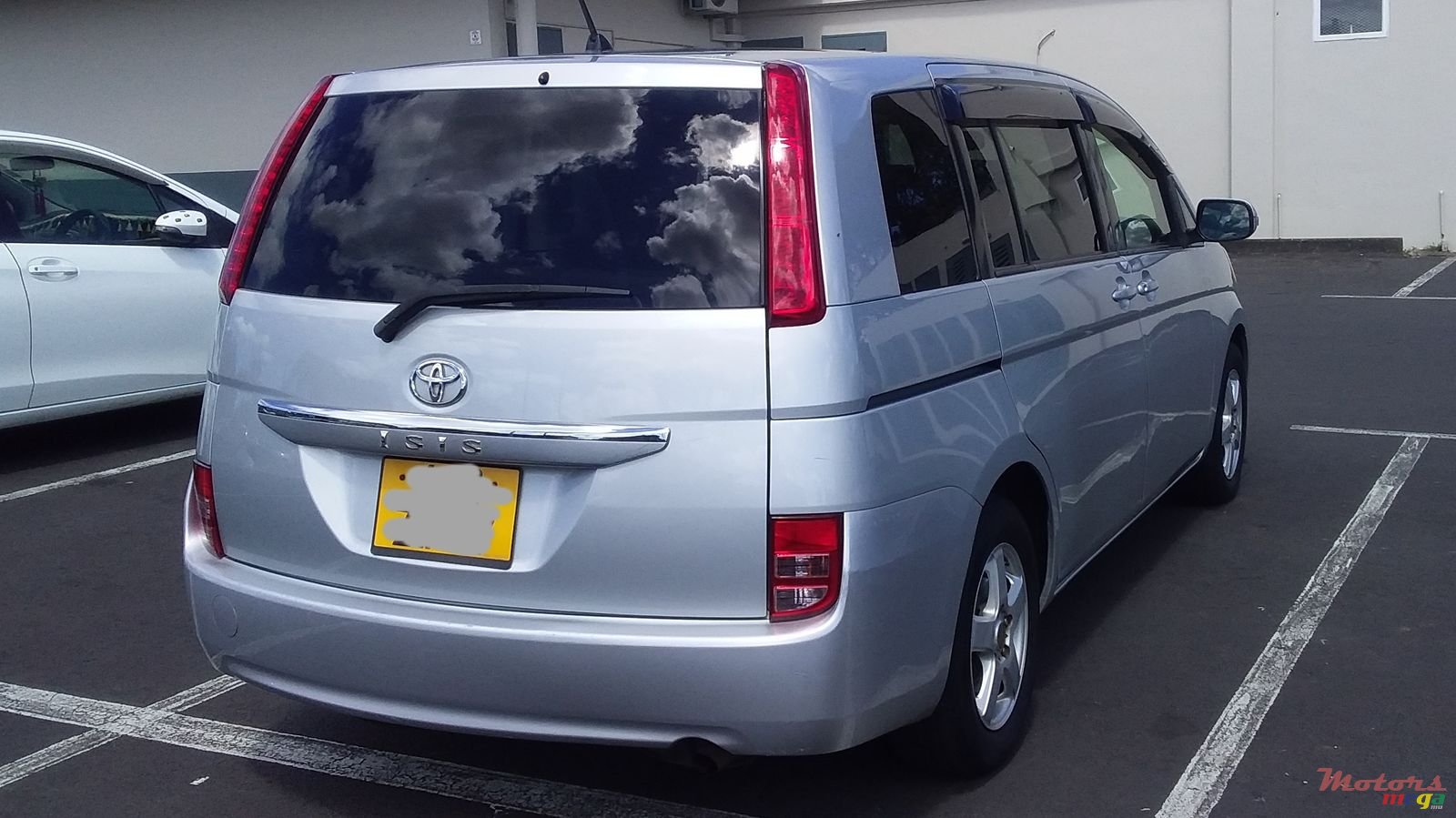 2007' Toyota Isis photo #3