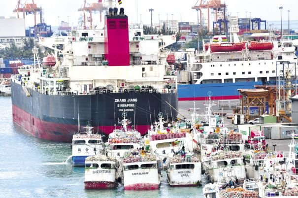 Radhakrishna Sadien réclame une enquête sur les bateaux abandonnés dans notre zone portuaire