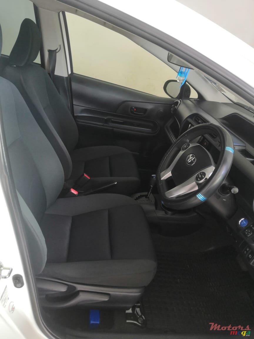 2016' Toyota Aqua S package photo #3