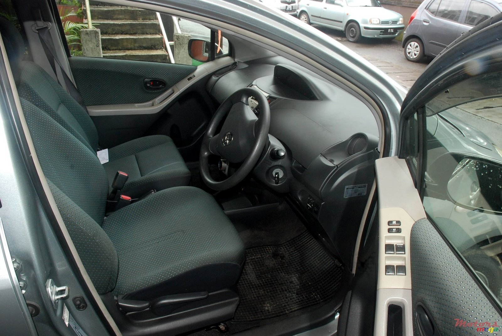 2006' Toyota Vitz photo #3