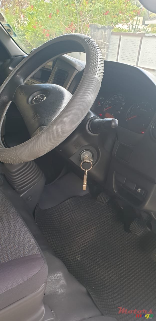 2010' Nissan Urvan photo #7