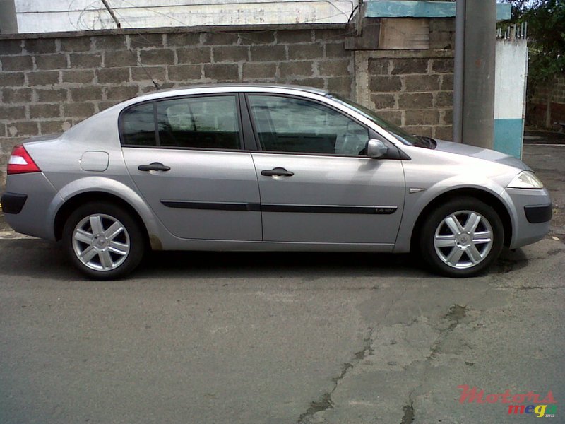 2005' Renault Megane berline photo #1