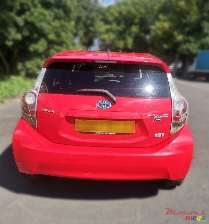 2013' Toyota Aqua photo #2