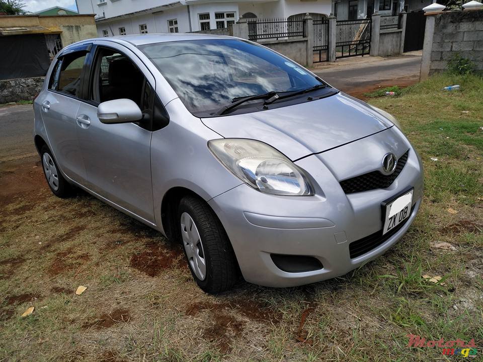 2008' Toyota Vitz photo #2