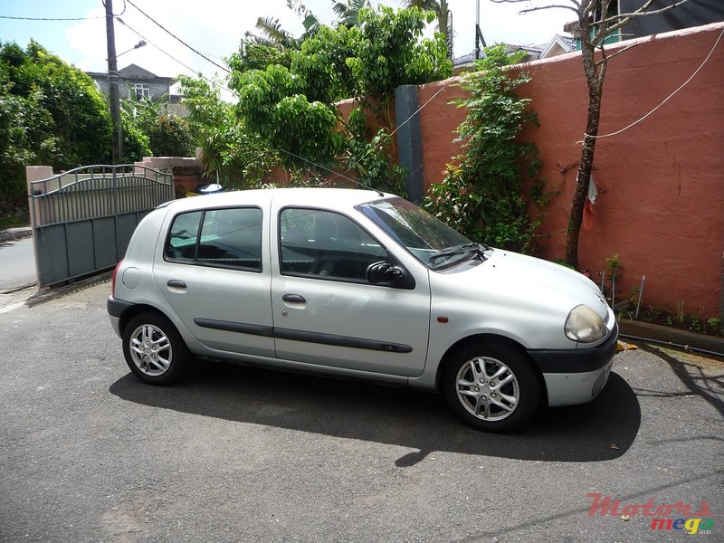 2001' Renault Clio photo #1