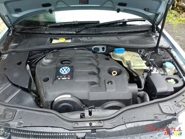 2005' Volkswagen Passat 1.9 TDI photo #3
