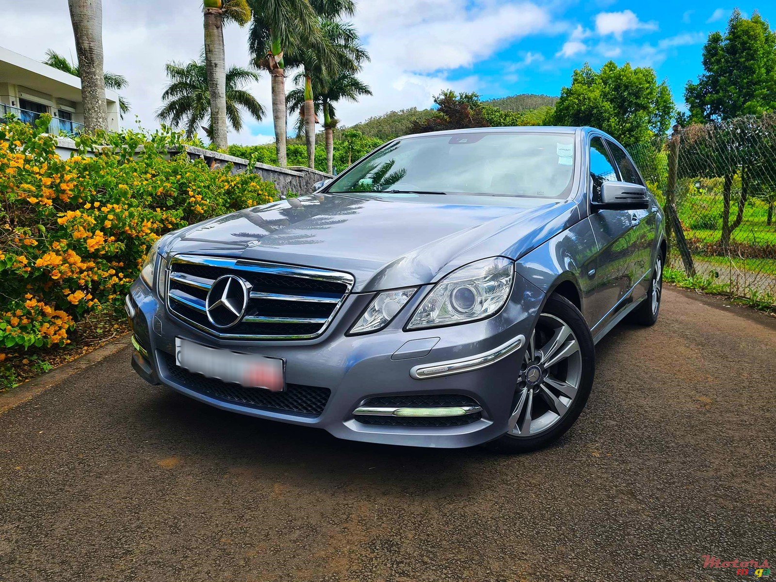 2011' Mercedes-Benz E 250 CGI Avantgarde photo #1