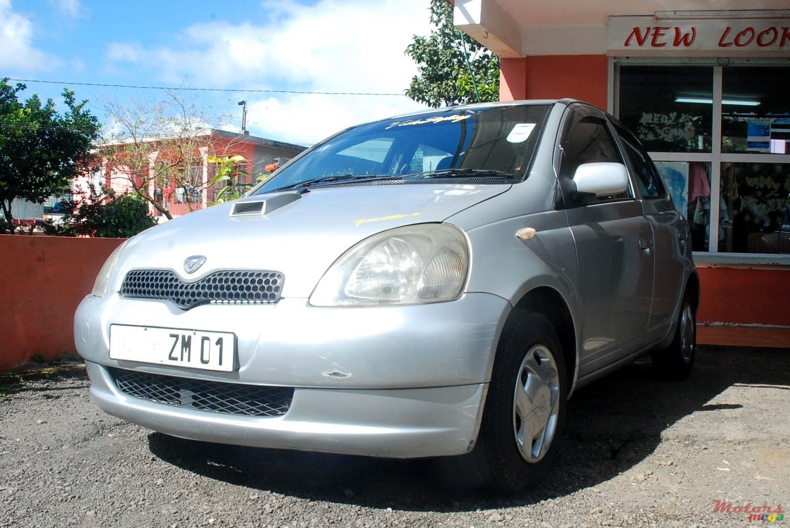 2001' Toyota Vitz photo #1