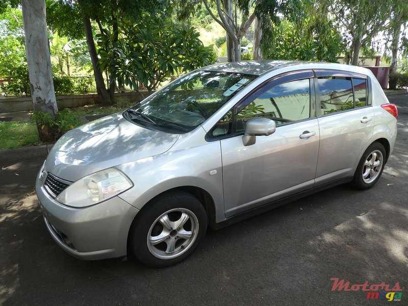 2005' Nissan Tiida photo #2