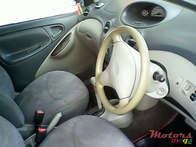 2001' Toyota Vitz photo #4