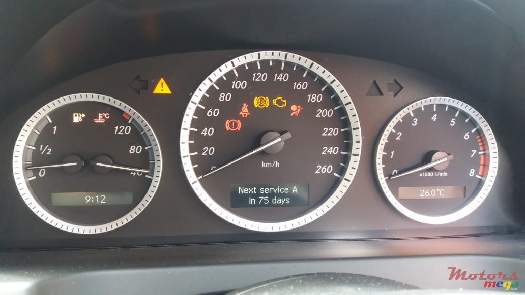 2010' Mercedes-Benz C-Class photo #3