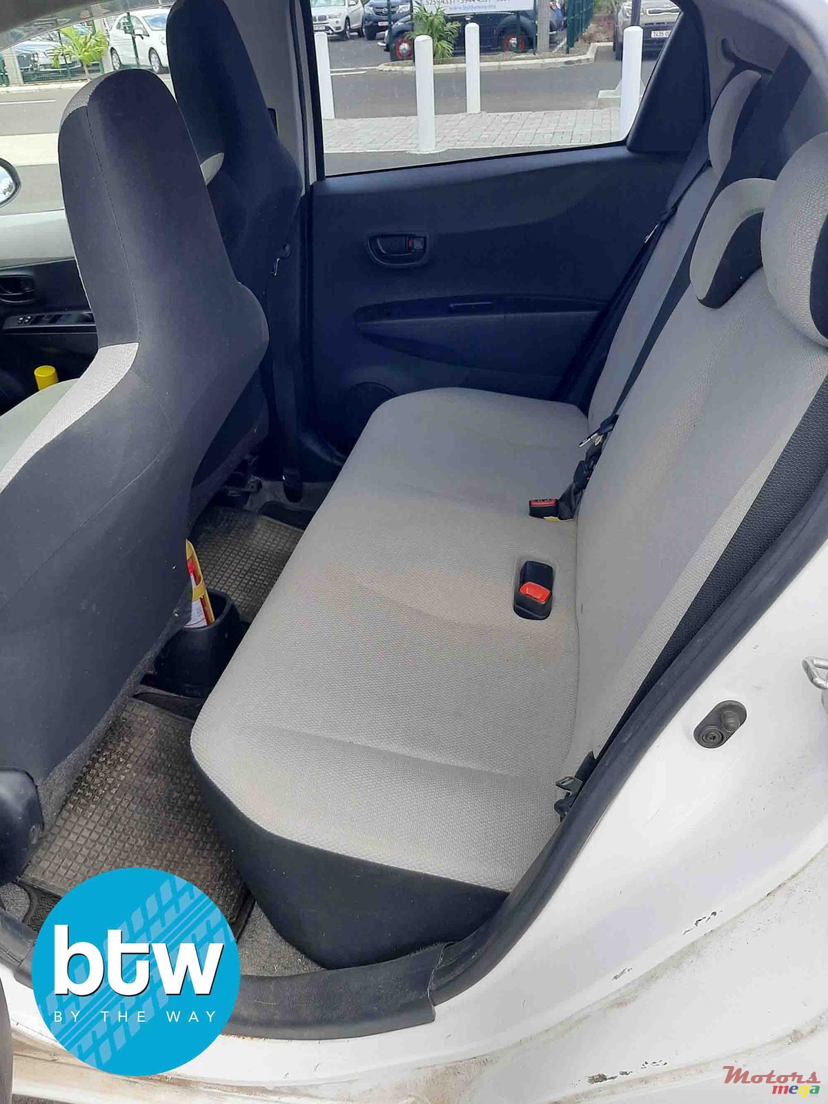 2014' Toyota Vitz photo #5