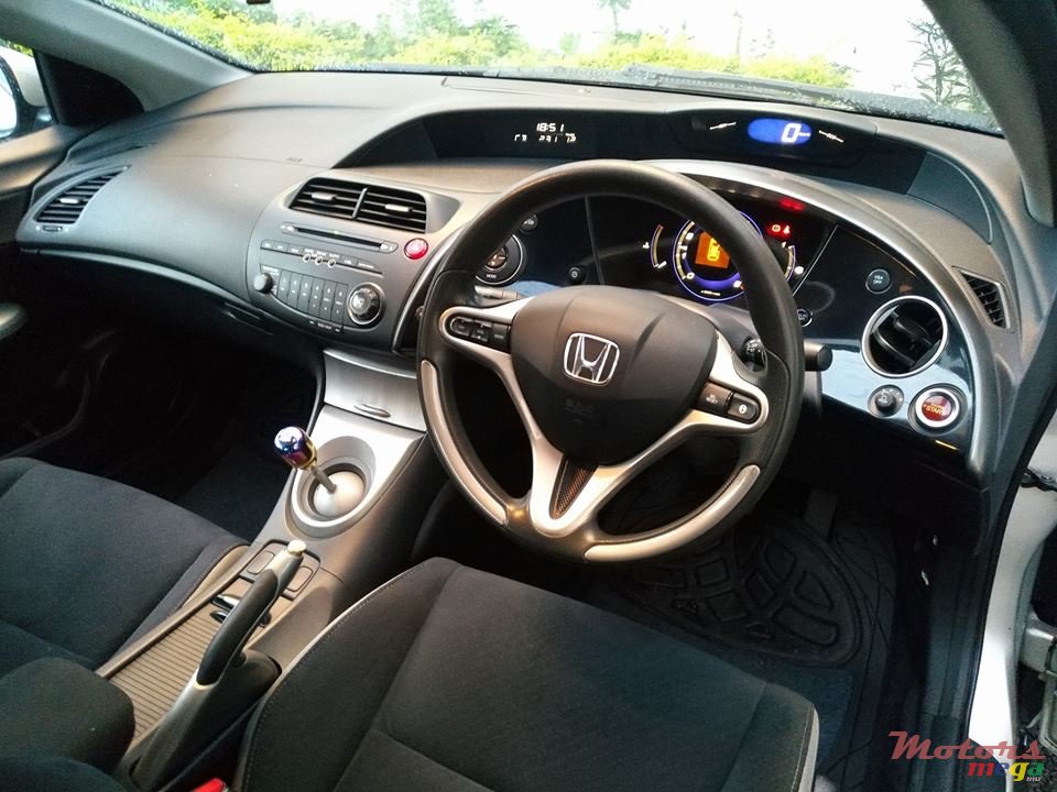 2008' Honda Civic Hatchback photo #7