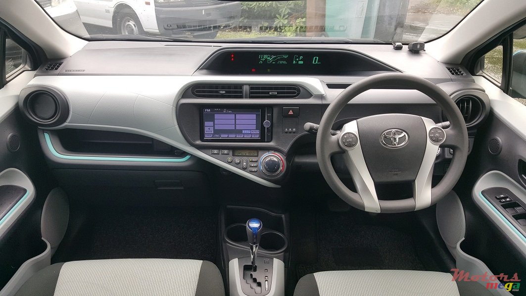 2013' Toyota Prius c photo #5