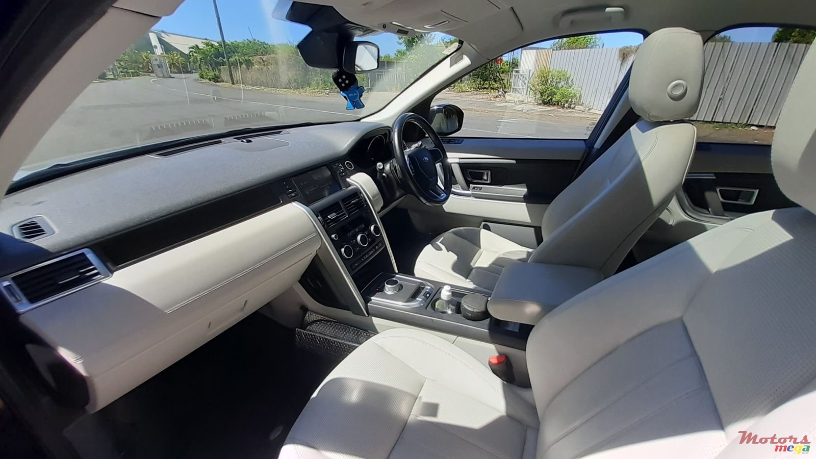 2016' Land Rover Discovery photo #7