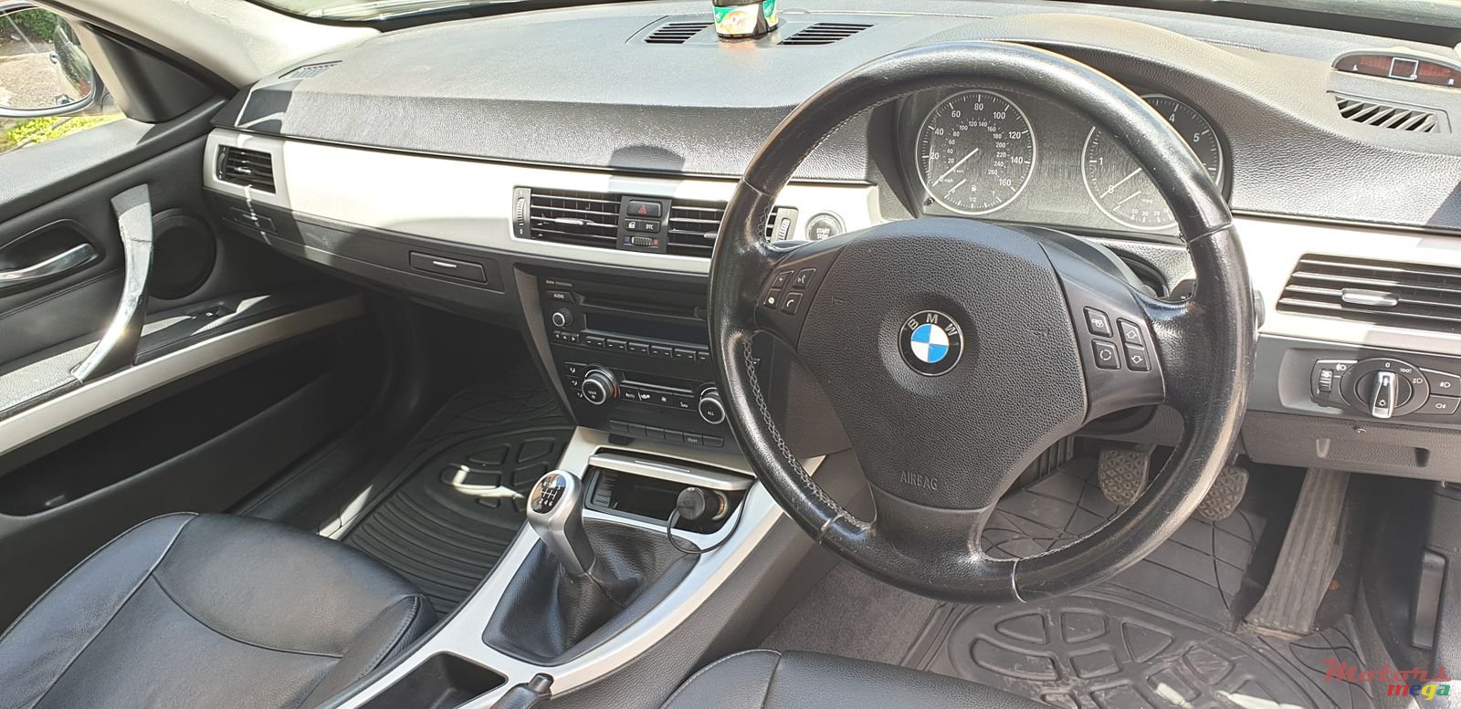 2011' BMW 318 photo #4