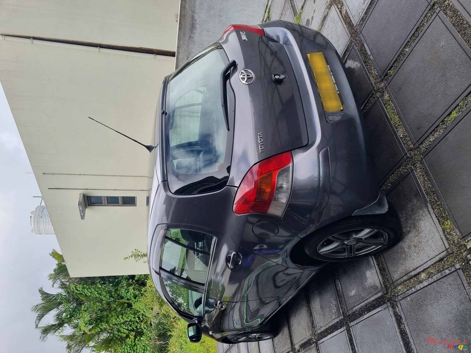 2011' Toyota Yaris photo #2