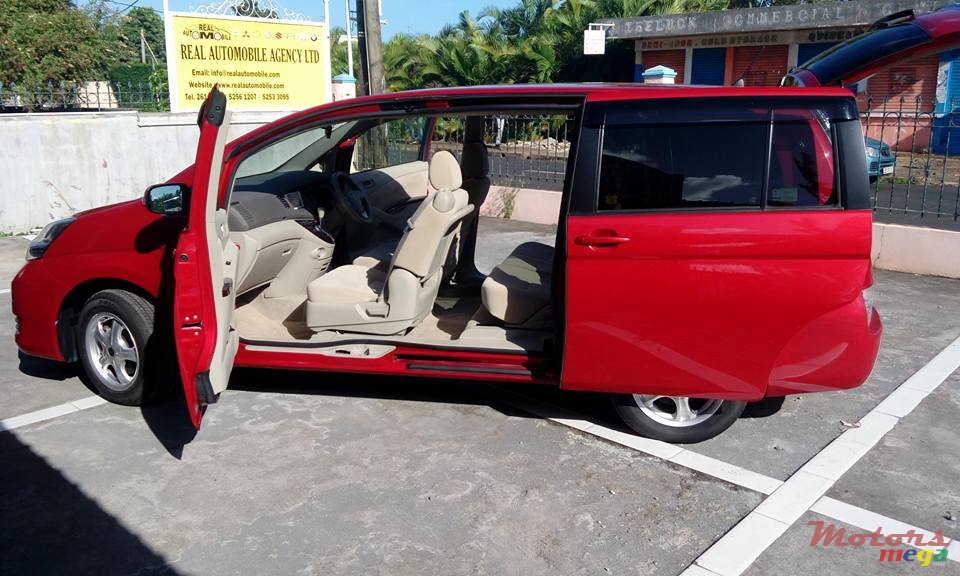 2014' Toyota Isis photo #2