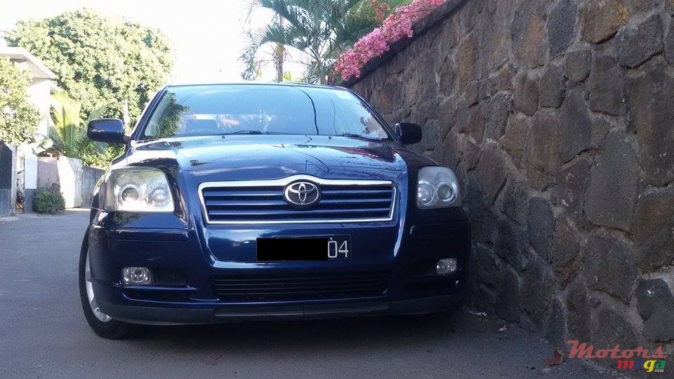 2004' Toyota Avensis photo #2