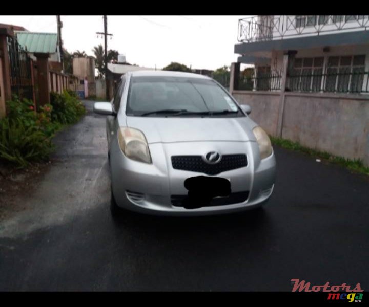 2005' Toyota Vitz photo #2