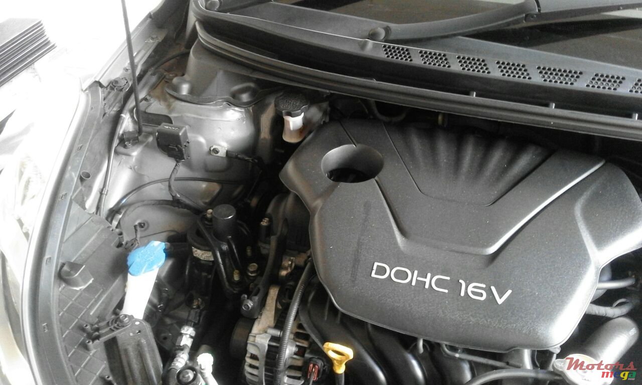 2013' Hyundai Elantra photo #5