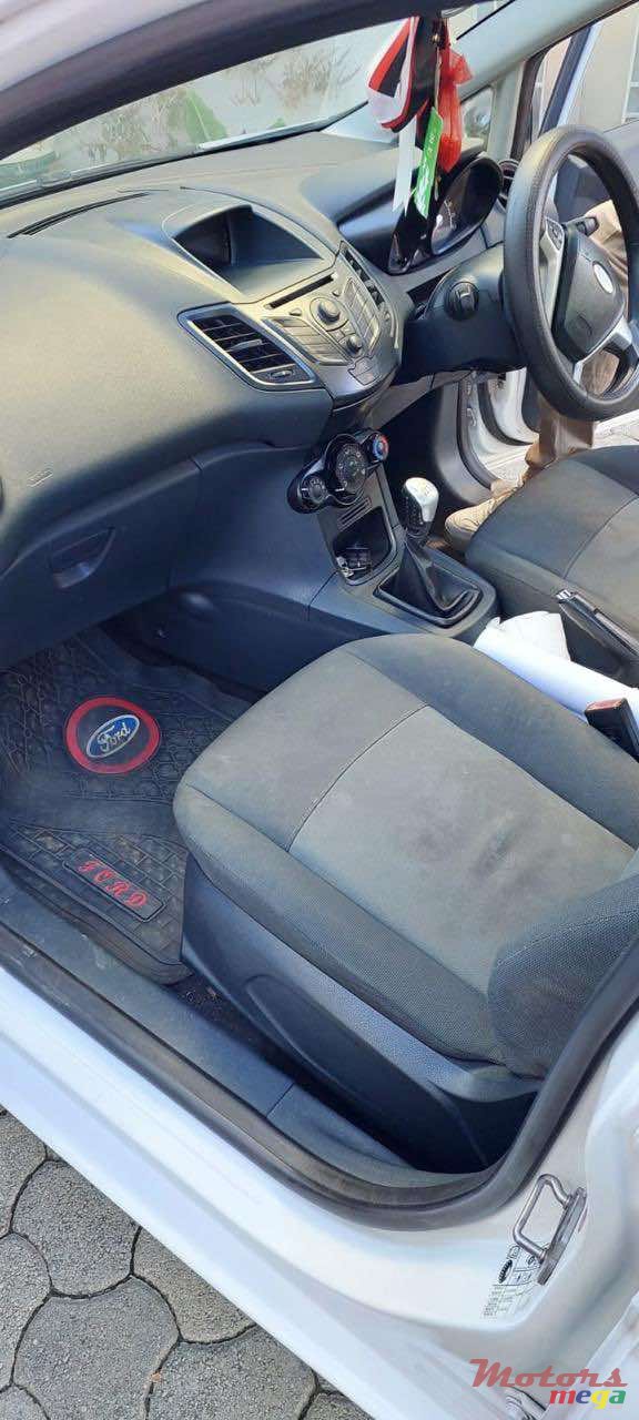 2012' Ford Fiesta photo #4