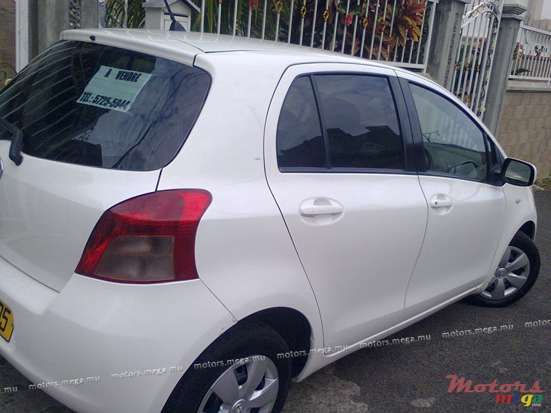 2005' Toyota Vitz photo #1