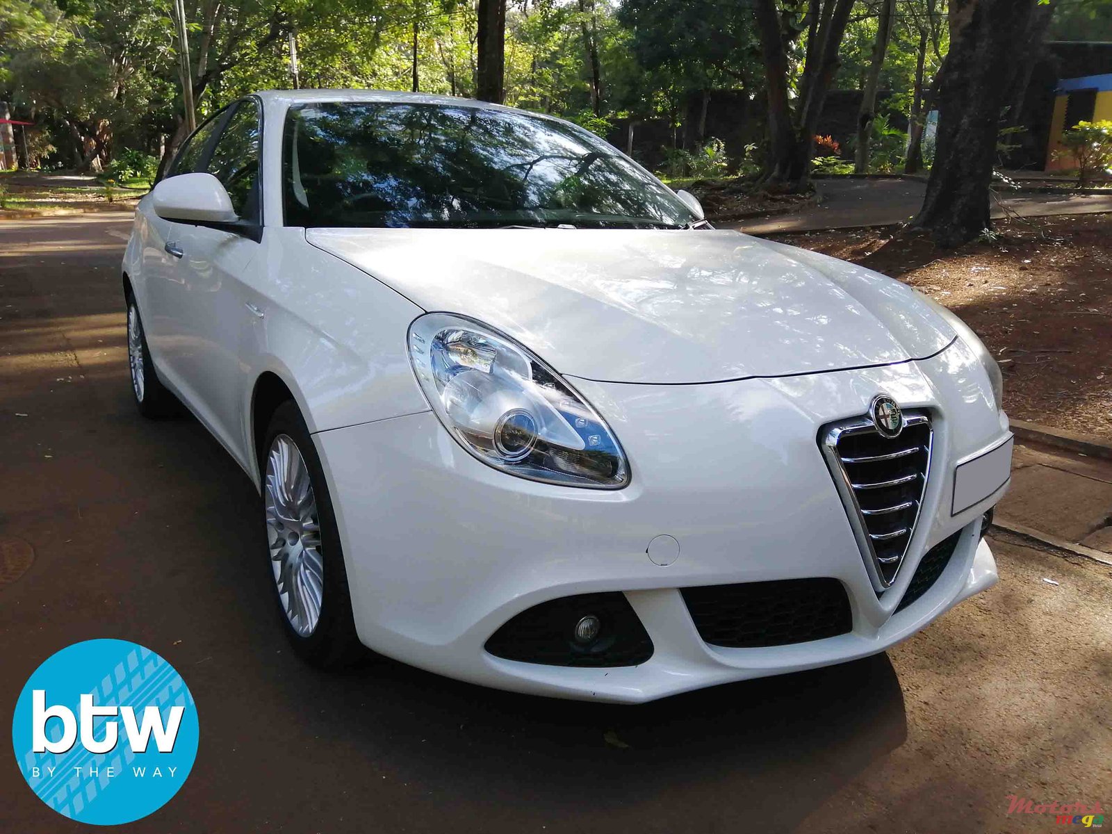 2011' Alfa Romeo Giulietta photo #1