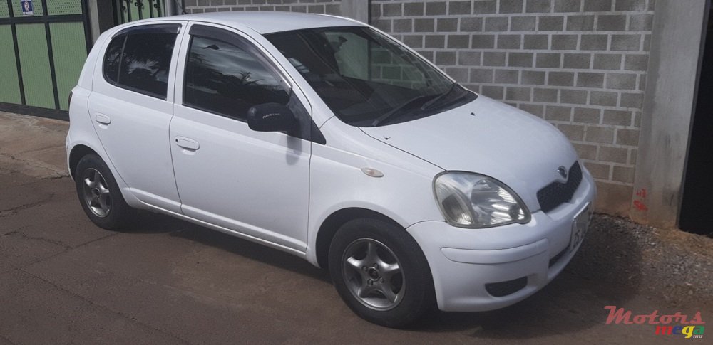 2004' Toyota Vitz photo #2