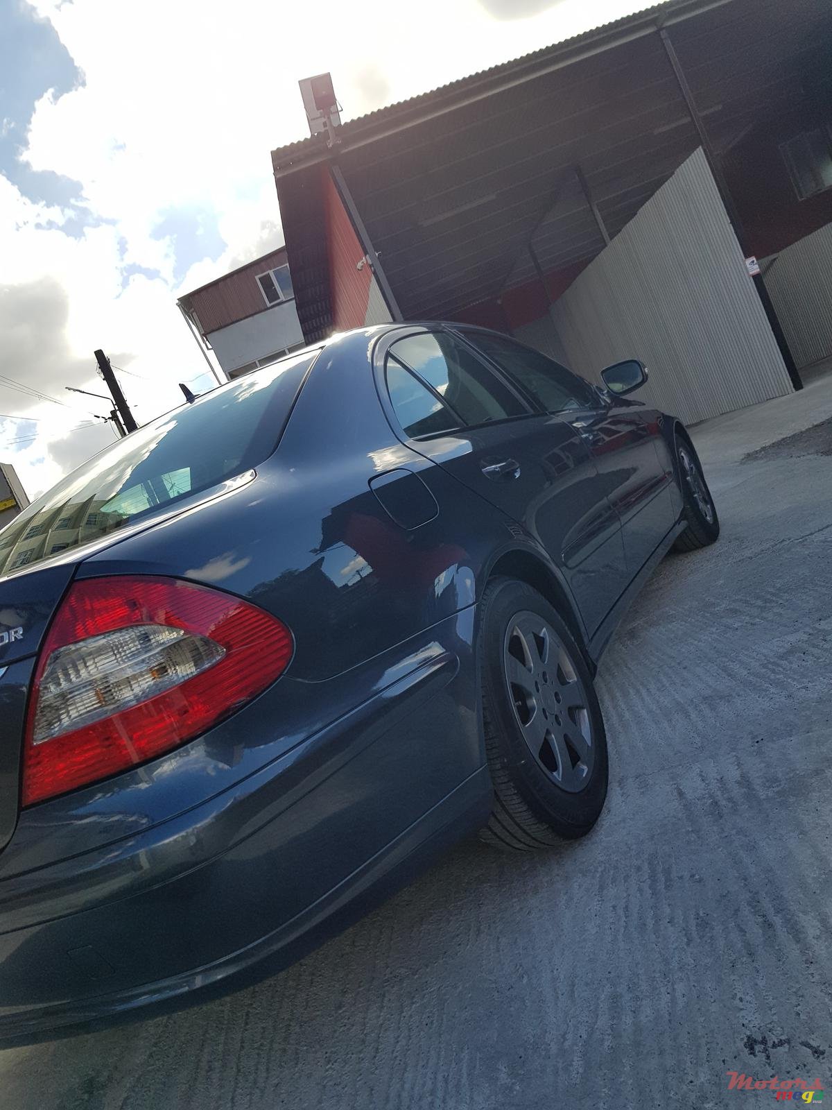 2010' Mercedes-Benz E-Class E200 photo #3