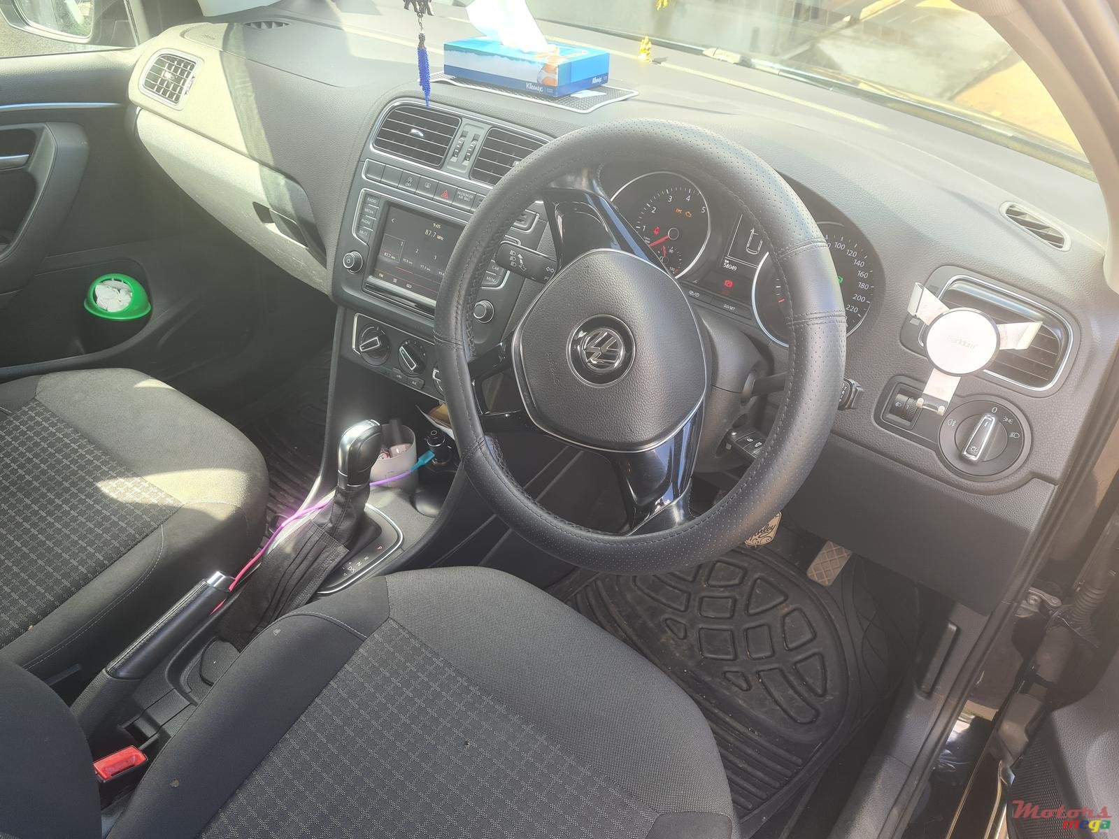 2015' Volkswagen Polo photo #7