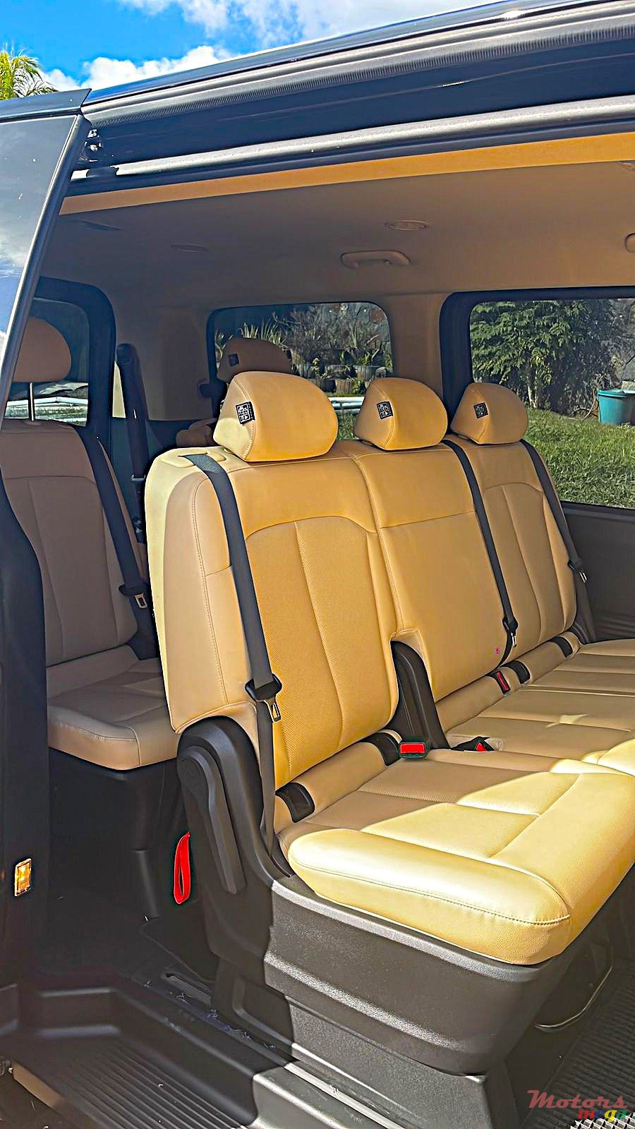 2022' Hyundai Staria 11 seater photo #3