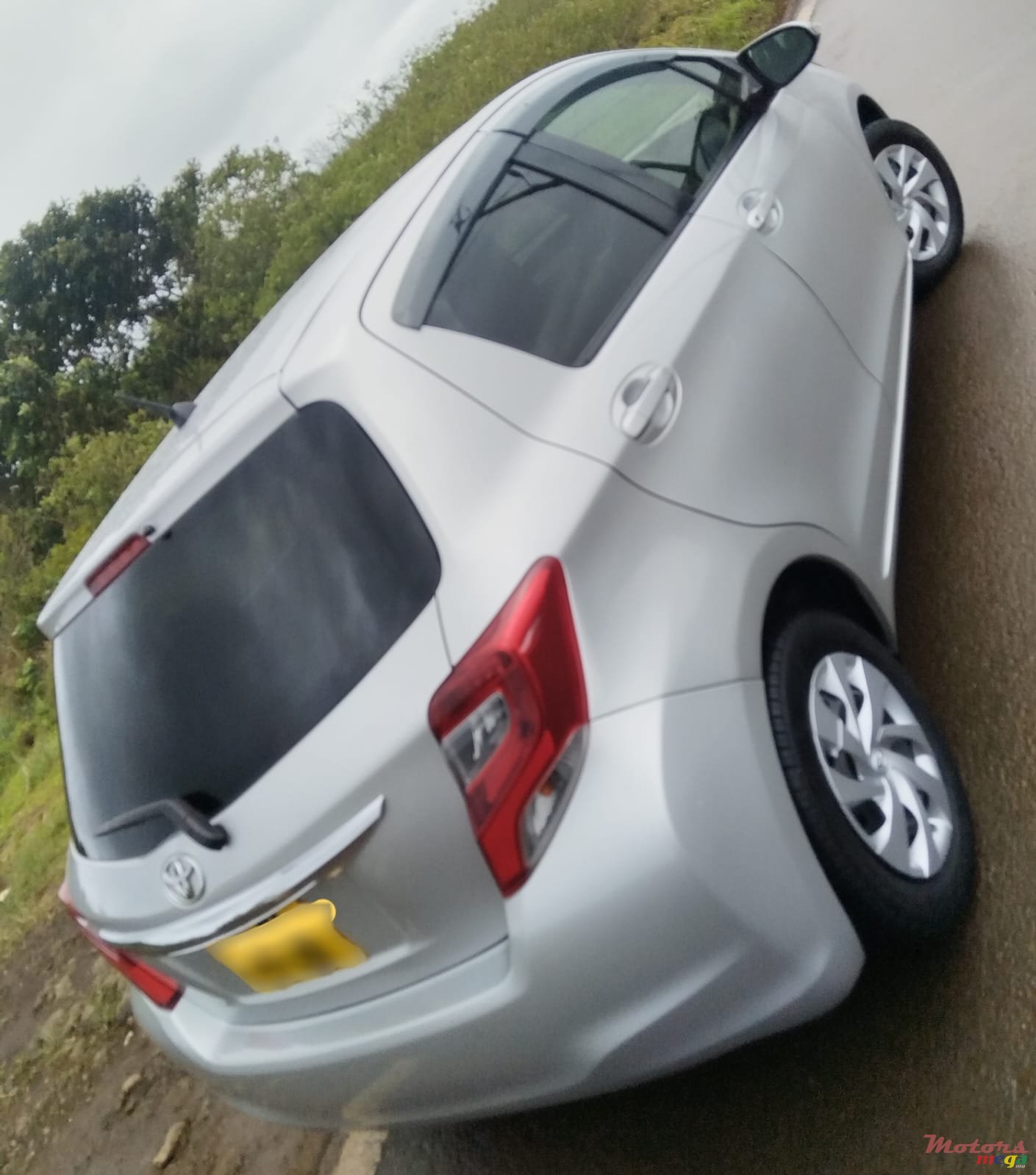 2016' Toyota Vitz 1300cc photo #2