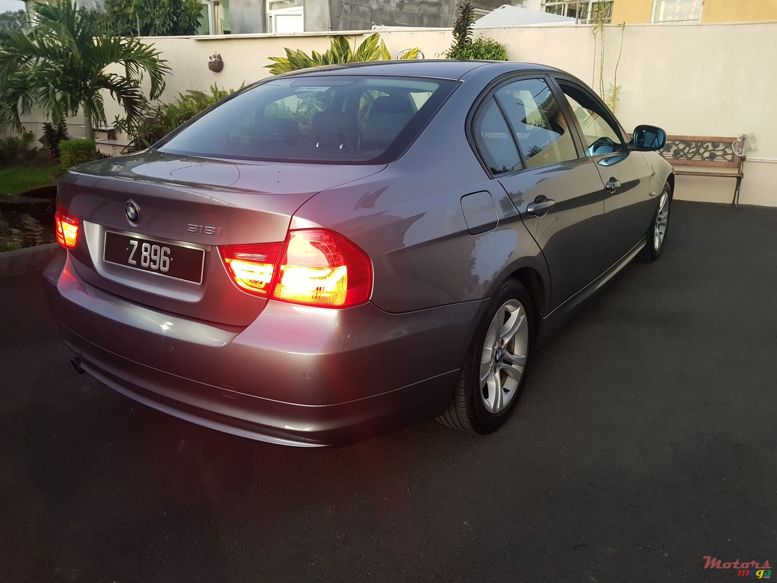 2009' BMW 318 automatic photo #3