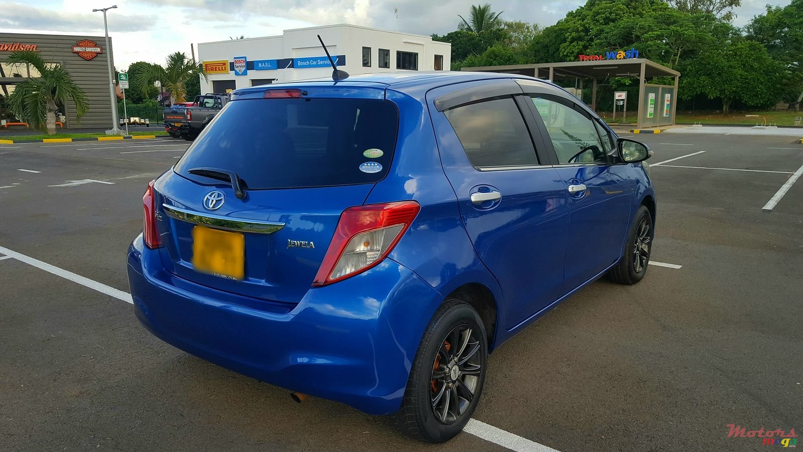 2011' Toyota Vitz photo #5