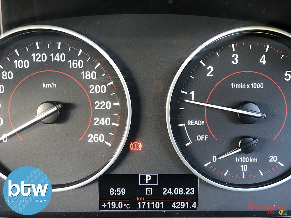 2012' BMW 320 photo #7