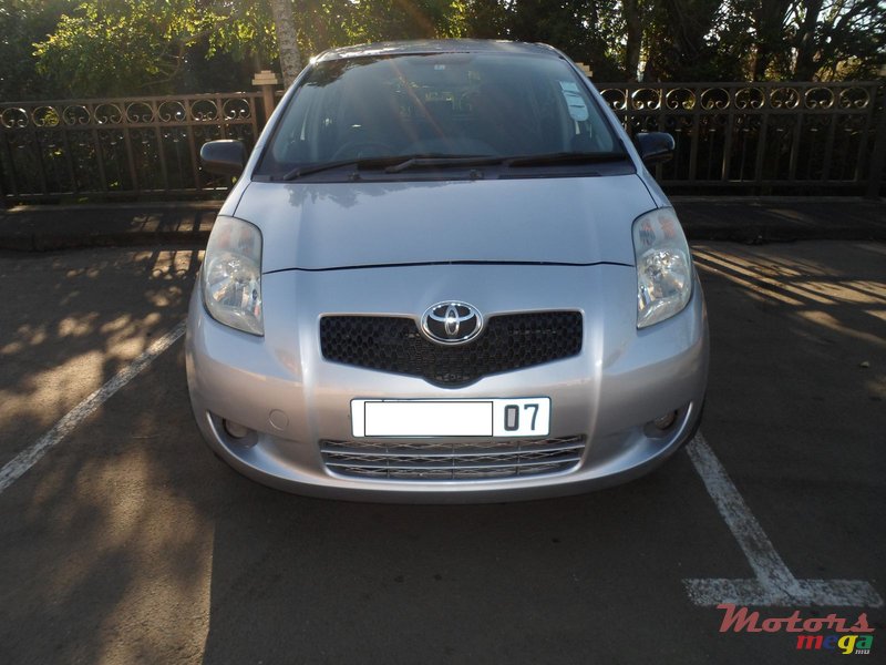 2007' Toyota Vitz photo #1